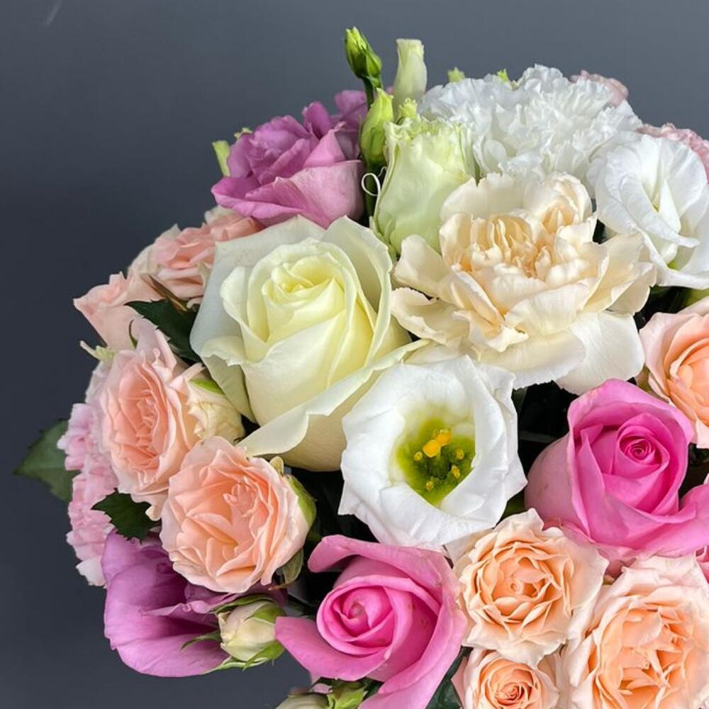 https://content2.flowwow-images.com/data/flowers/1000x1000/90/1715203838_78859290.jpg